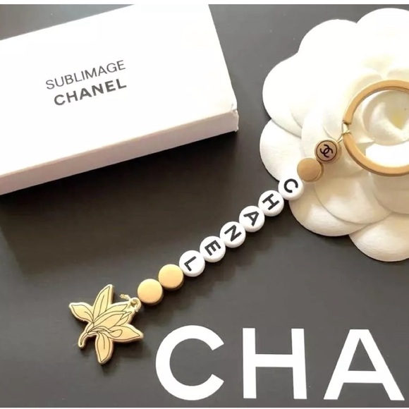 🌺 CHANEL SUBLIMAGE Chanel Beauty Keychain Key Holder - Picture 2 of 10